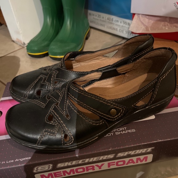 Black Clarks Flats Size 9 and another pair a nine and a half - Picture 14 of 15